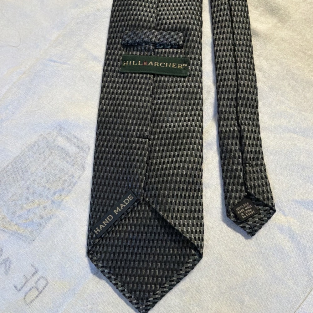 Hill & Archer Men's Black/Gray Geometric Silk Woven Handmade Tie